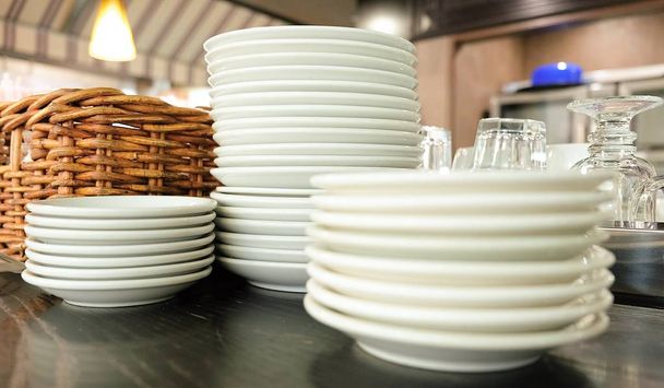  Plates and for restaurants glass and ceramic kitchenware  - Foto, Imagem
