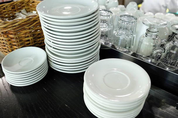  Plates and for restaurants glass and ceramic kitchenware  - Photo, Image