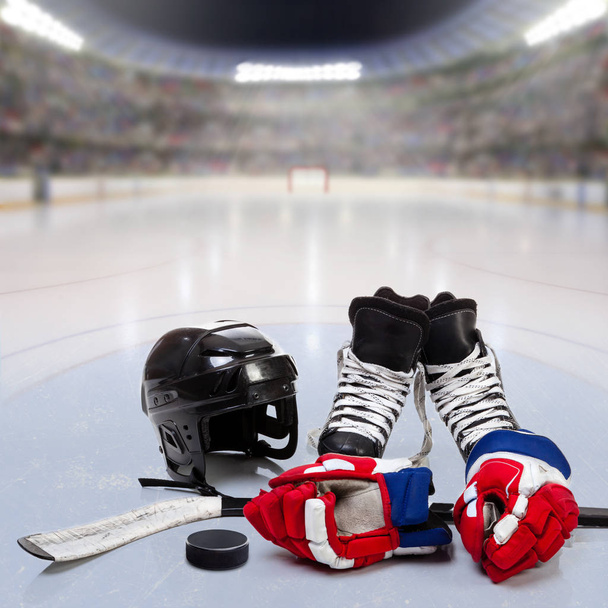 Attrezzature da hockey su ghiaccio di Arena affollata
 - Foto, immagini