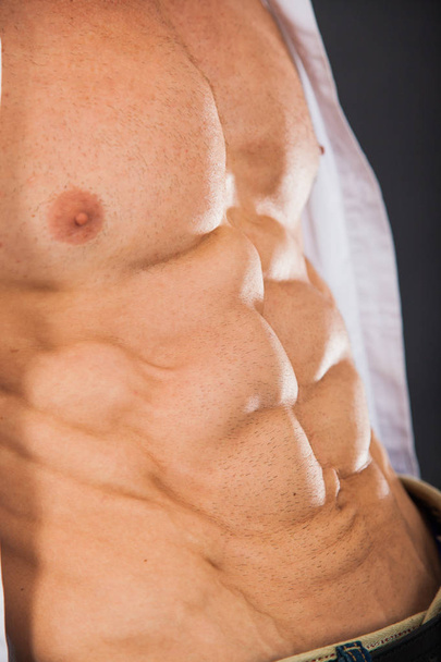Mies lihaksikas vartalo kuuden pakkauksen abs
 - Valokuva, kuva