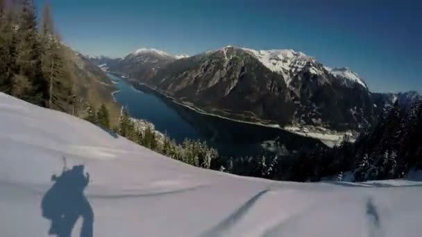 вид на озеро і Альпи за парапланом
 - Кадри, відео
