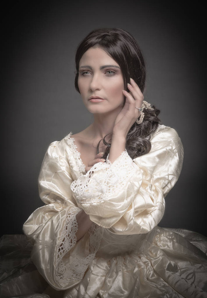 портрет жінки в вінтажній сукні
 - Фото, зображення