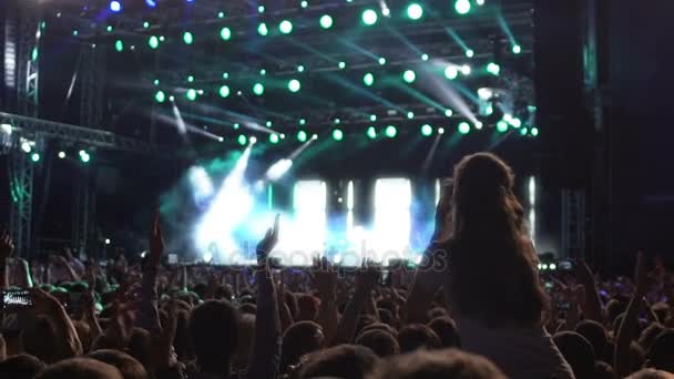 Lelkes tömeg kezüket hívás szeretett zenei csoport ráadás taps - Felvétel, videó