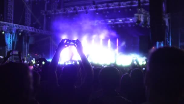 Ενθουσιασμένος ανθρώπων που χορεύουν στο γραφικό καπνού και φωτισμό Led σε συναυλία, slowmo - Πλάνα, βίντεο