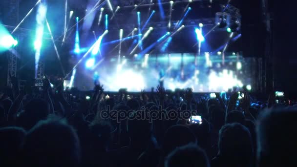 Musiikki bändi esiintyy lavalla, fanit nauttivat rock and roll musiikkia, hidastettuna
 - Materiaali, video