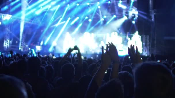 Opgewonden menigte dansen en handen zwaaien tijdens romantische muzikale prestaties - Video