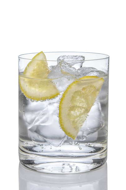 Cocktail gin and tonic with lemon and ice isolated on white. - Foto, afbeelding