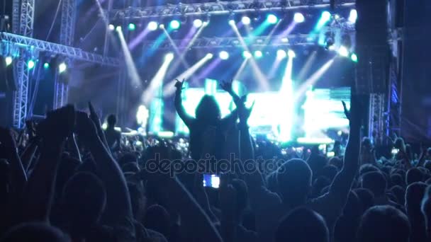 Вдохновлённая толпа танцует под музыкальный ритм на концерте, очень медленная съемка
 - Кадры, видео