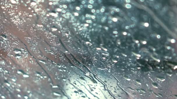 Krople deszczu na oknie w real slow motion video - Materiał filmowy, wideo