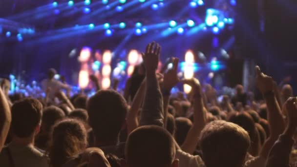 Fans actief dansen op muziek concert, genieten van de prestaties, slow-motion - Video