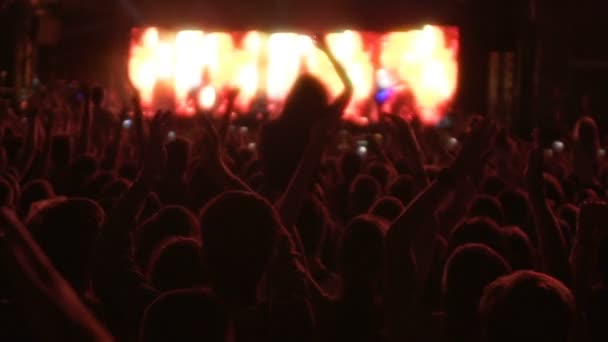 Jongeren genieten van prestaties van zanger op muziek concert, slow-motion - Video