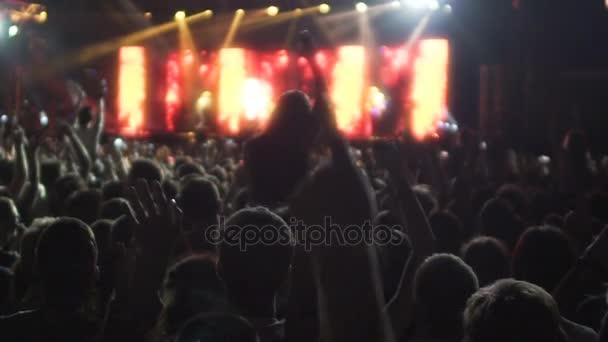 Multidão ativa de fãs de música dançando, acenando as mãos durante sua performance de ídolo
 - Filmagem, Vídeo