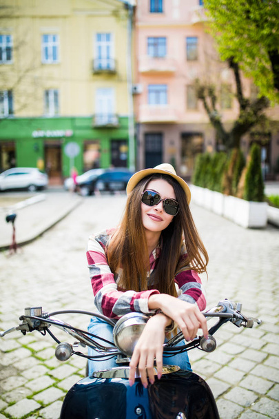 通りの若くて美しい女性乗馬スクーターを興奮. - 写真・画像