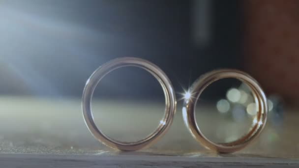 anillos de boda están sobre la mesa - Metraje, vídeo