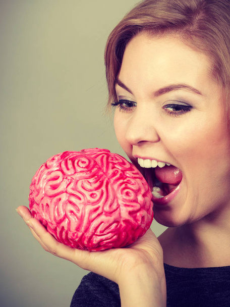 Crazy woman holding brain wanting to eat it - Foto, immagini