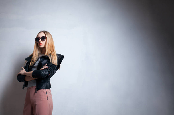 fashion lady in sunglasses posing in studio; - 写真・画像