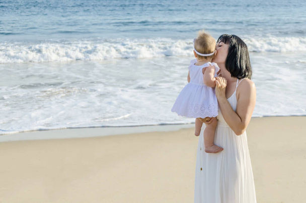 Äiti ja hänen vauva tyttö hiekkarannalla
  - Valokuva, kuva