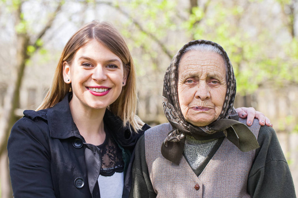 屋外の彼女の世話人と病気の高齢者女性 - 写真・画像