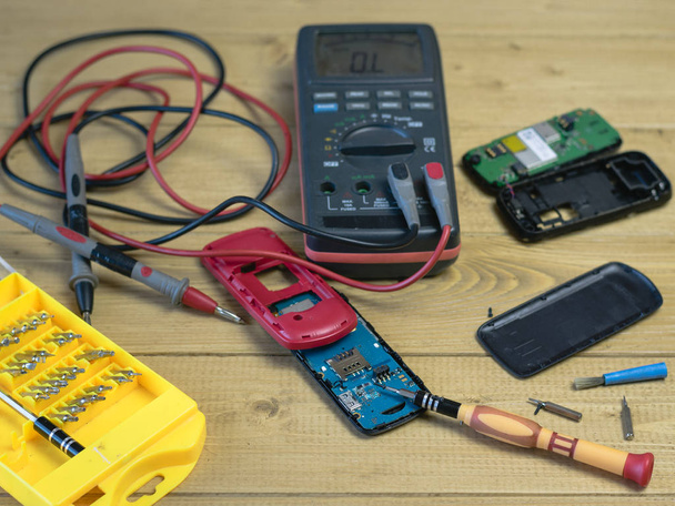 Запчастини та інструменти для ремонту вашого мобільного телефону
. - Фото, зображення