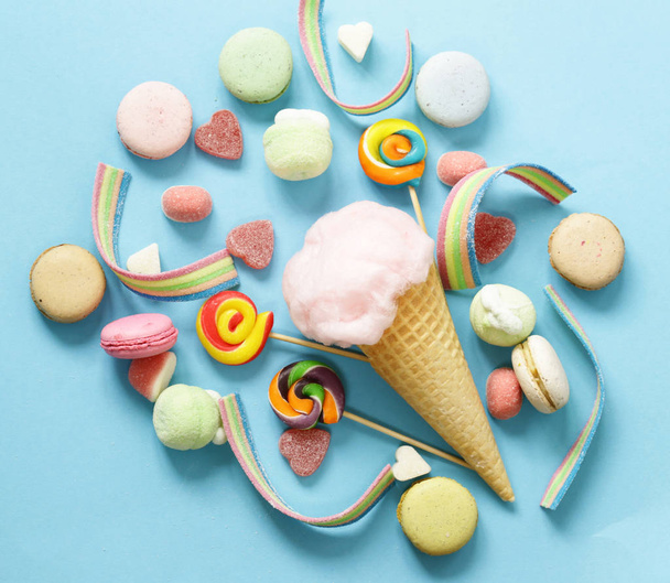 Bonbons en coton doux dans un cône de gaufre, bonbons et bonbons à la gelée
 - Photo, image