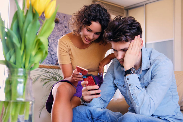 Ελκυστικό ζευγάρι χρησιμοποιώντας smartphones - Φωτογραφία, εικόνα