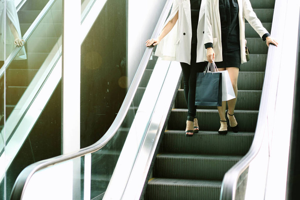 Любительница шоппинга, женщины, держащие сумки в торговом центре
 - Фото, изображение
