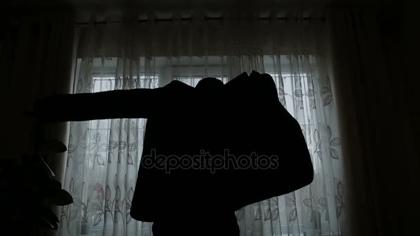 camicia elegante uomo abito, vestito e giubbotto vicino alla finestra
 - Filmati, video