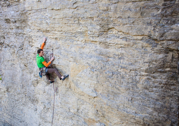 escalador sube a la roca - Foto, Imagen