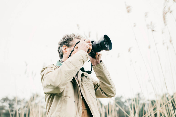 Hombre tomando fotos de la naturaleza
 - Foto, Imagen