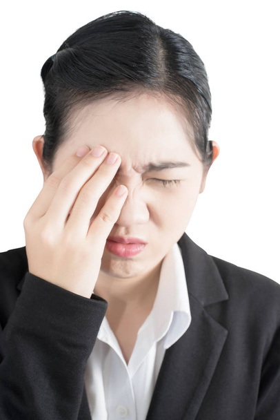 Augenschmerzen und Augenanspannung bei einer Frau, die auf weißem Hintergrund isoliert ist. Clipping Pfad auf weißem Hintergrund. - Foto, Bild