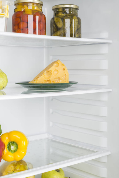Réfrigérateur ouvert plein de fruits et légumes frais
 - Photo, image
