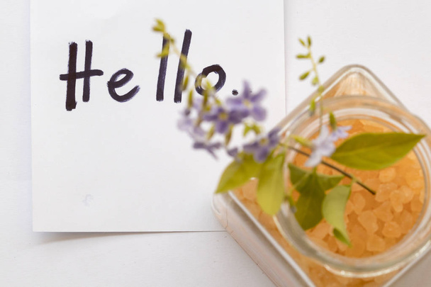 Merhaba tebrik mesajı kartı ve spa tüm çiçekler cilt gıda tatlı koku mor çiçekler ile tuz - Fotoğraf, Görsel