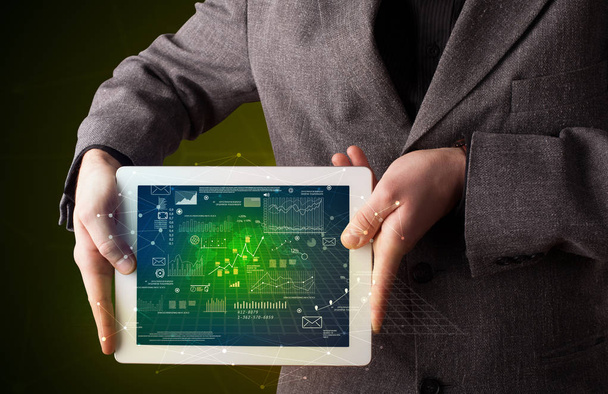 Επιχειρηματίας εκμετάλλευση tablet με σχέδιο της επιχειρηματικής ιδέας - Φωτογραφία, εικόνα