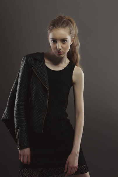 Bella giovane modello in posa per i test modello in abito nero a stallone
 - Foto, immagini
