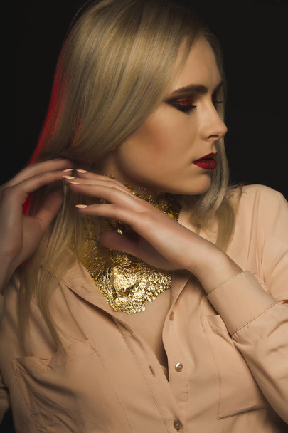 Glorious woman with bright makeup and gold foil on her neck - Foto, immagini