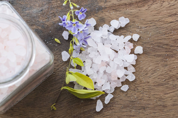 spa sel de toutes les fleurs nourriture de la peau odeur douce avec des fleurs violettes
 - Photo, image