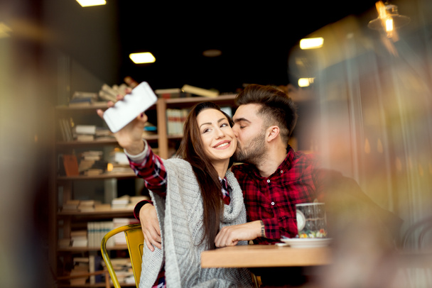 Ζευγάρι στο εστιατόριο λήψη selfie - Φωτογραφία, εικόνα