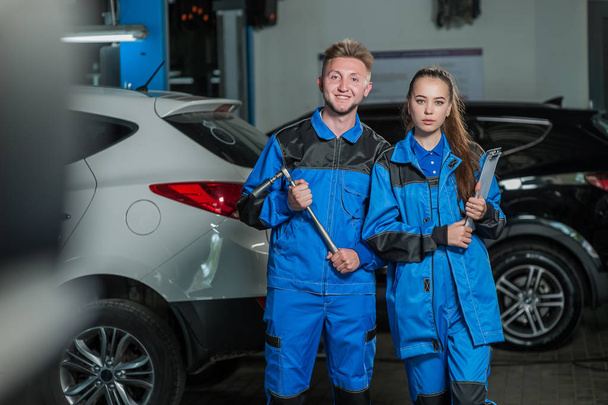 Man and woman in auto mechanics - Foto, afbeelding