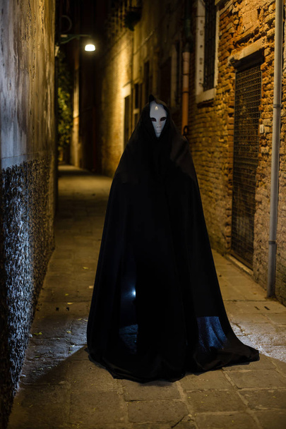 Femme en noir halloween comme costume
  - Photo, image