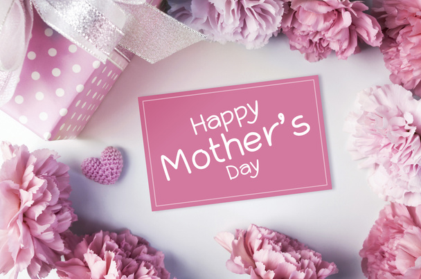 Happy mothers day message on pink paper and carnation flowers and gift box - Foto, imagen