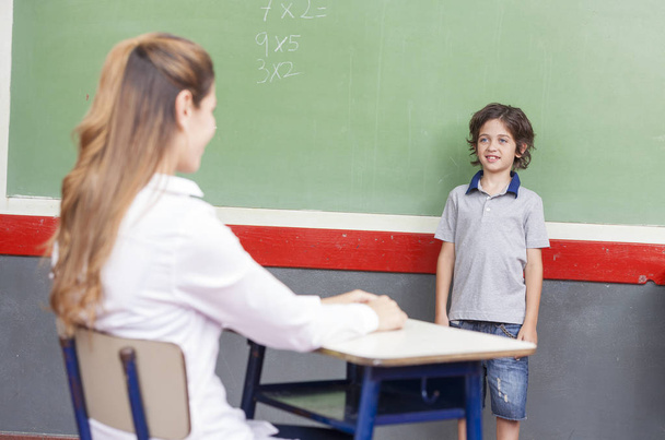 Kadın öğretmen ile kara tahta, beyaz çocuk. Okul concep - Fotoğraf, Görsel