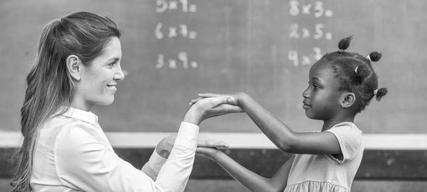 Δασκάλα με παιδί στην Αφρική στο μαυροπίνακα. Σχολείο έννοια - Φωτογραφία, εικόνα