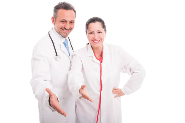 Equipe médica feliz e bem sucedida fazendo gesto de aperto de mão
 - Foto, Imagem
