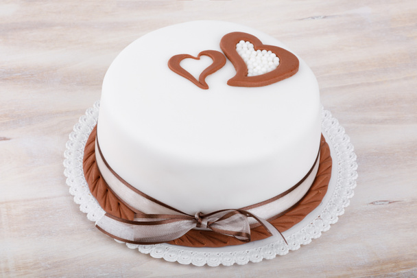 gâteau d'amour de Saint-Valentin avec des coeurs sur fond en bois
 - Photo, image