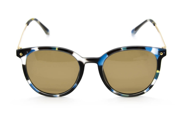 Modern divatos napszemüveg, fehér háttér, szemüveg - Fotó, kép