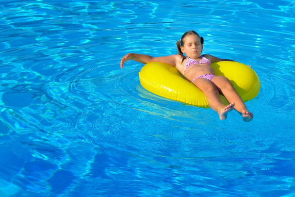 Αξιολάτρευτο παιδί χαλαρώνοντας στην πισίνα - Φωτογραφία, εικόνα