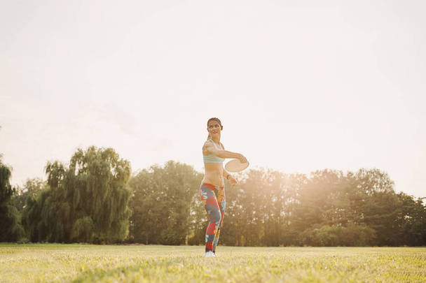Молода спортивна дівчина грає з літаючим диском, кінцева
 - Фото, зображення