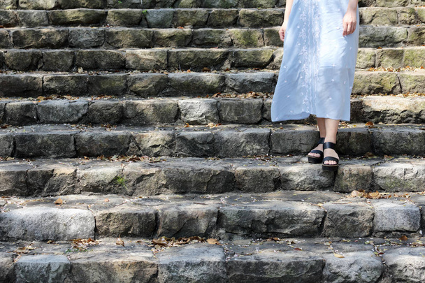 Γυναίκα να στέκεται στις πέτρινες σκάλες - Φωτογραφία, εικόνα