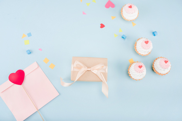 cakes and gift box with ribbon - Fotoğraf, Görsel