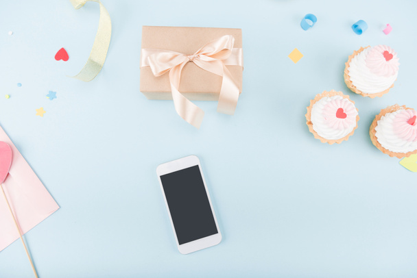 cakes with smartphone and gift box - Φωτογραφία, εικόνα